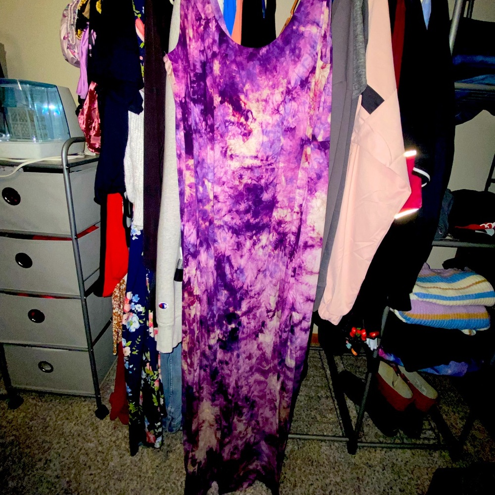 Cute multi color tye dye long maxi dress 3X Fashion Nova. Long slit detail.